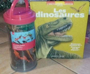 Lot livre dinosaure+figurines de dinosaure 