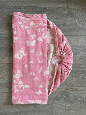 🩷🤍Portage sling ringsling de la marque Lovaloom  modèle LovaMeh couleur Papillon Kitana