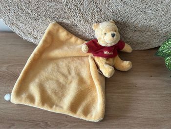 Doudou ours Winnie pull rouge abeille mouchoir jaune feuille Disney baby
