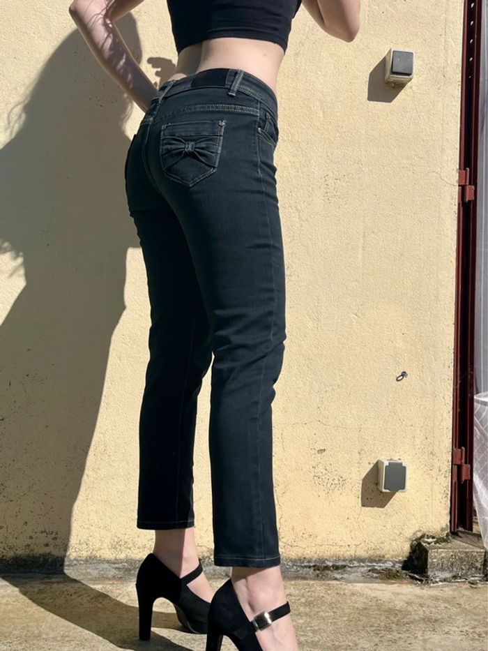Jean slim droit taille normale avec noeud papillon sur poches arrières. - photo numéro 6