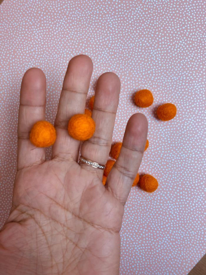 Pompons en feutre 1,5cm orange - photo numéro 3