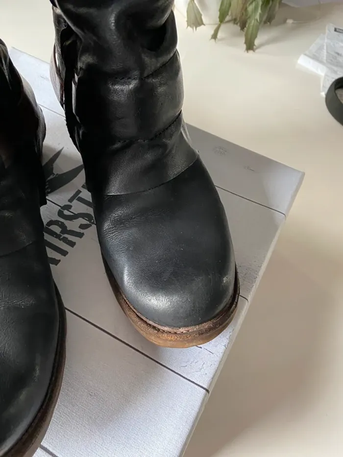 Boots bottines noires lanière marron - photo numéro 5