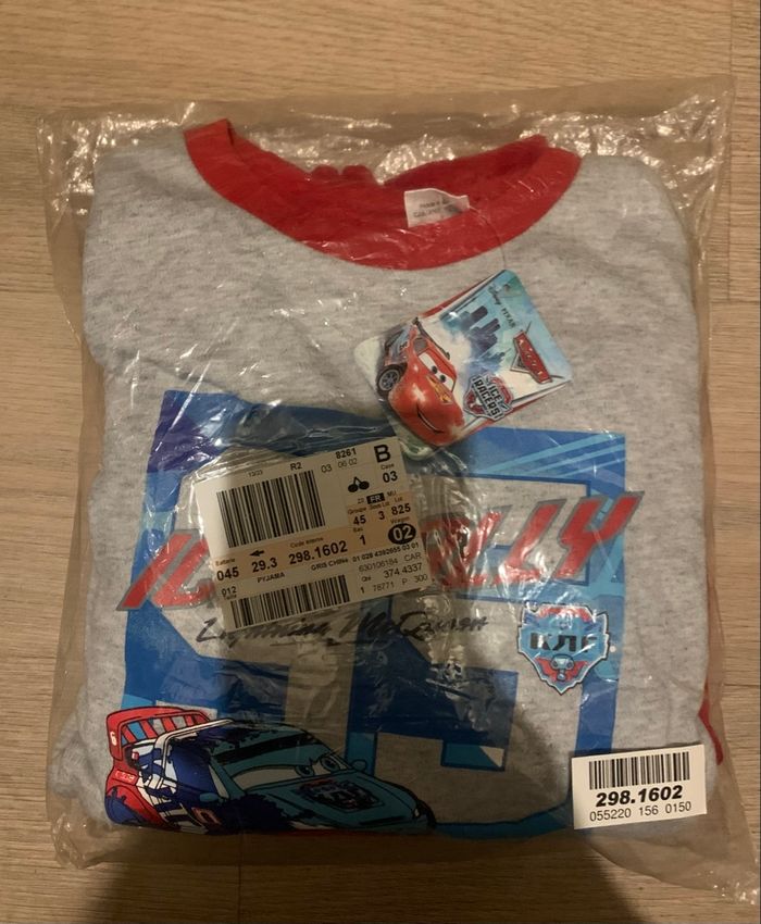 Pyjama cars en velour neuf taille 12ans plus serviette 136/68cm - photo numéro 3