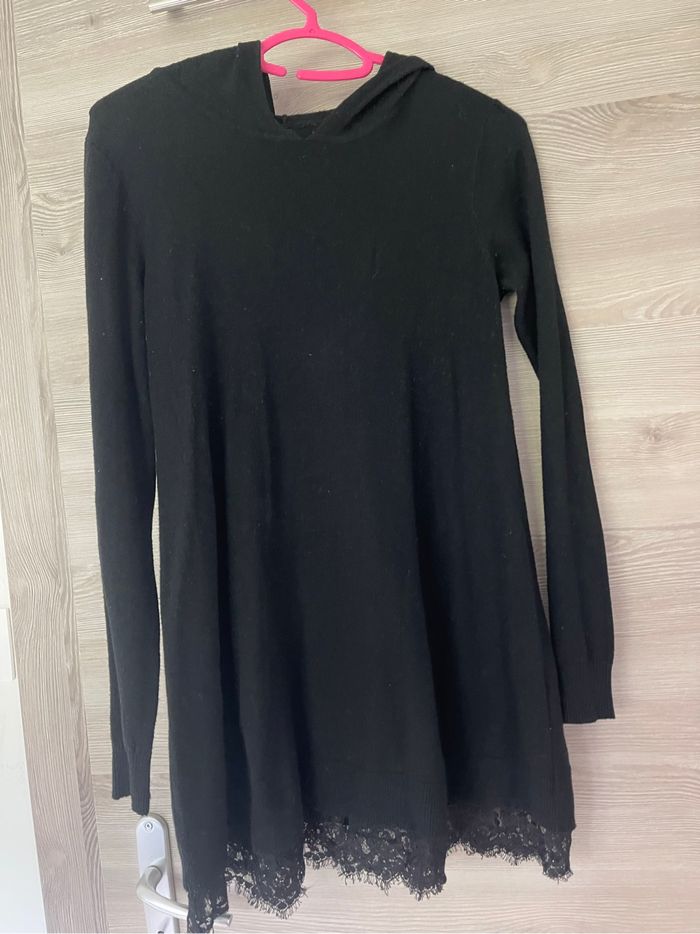 Robe noire avec capuche
