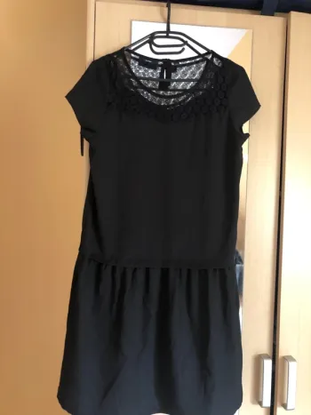 Robe noire manches courtes