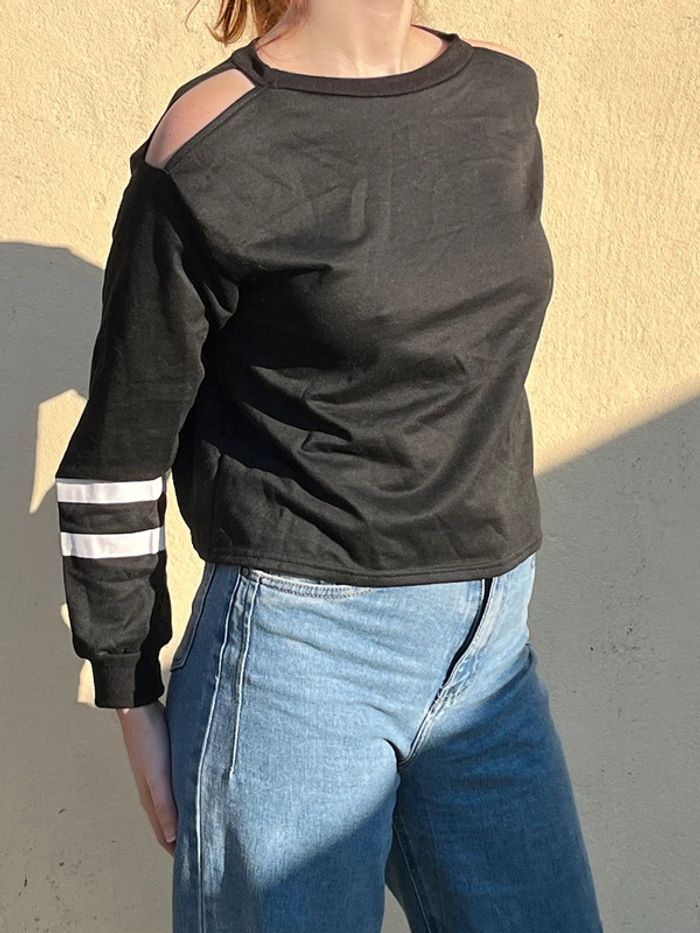 Sweat crop manches longues épaules dénudées - noir et bandes en blanc - photo numéro 2