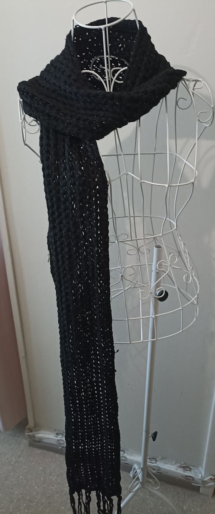 Magnifique écharpe longue en maille noire - photo numéro 3