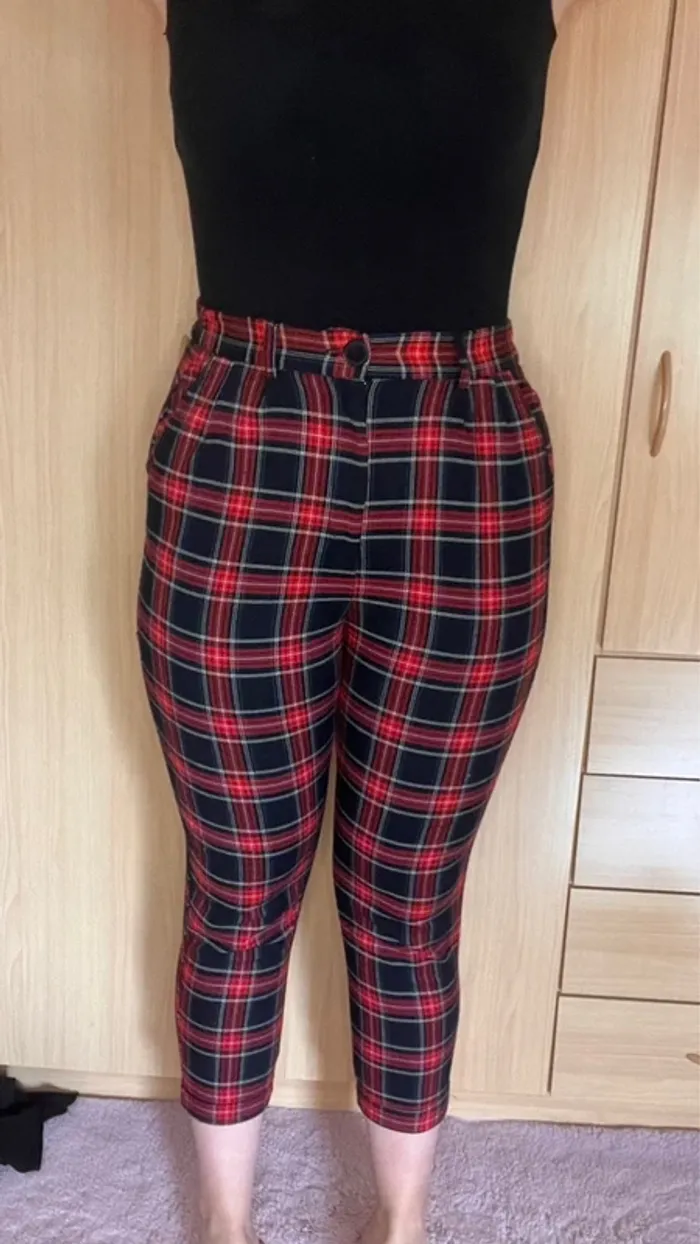 Pantalon rouge et noir