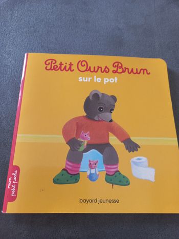 Livre petit ours brun sur le pot bebe