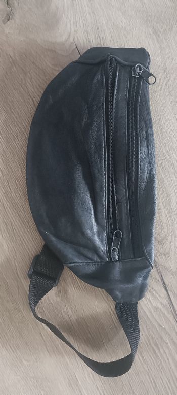 Sac banane en cuir noir plat