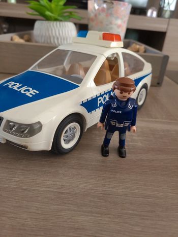 Voiture de police et policier