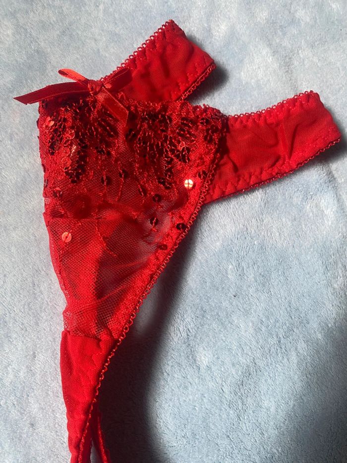 String rouge orné sequins - photo numéro 4
