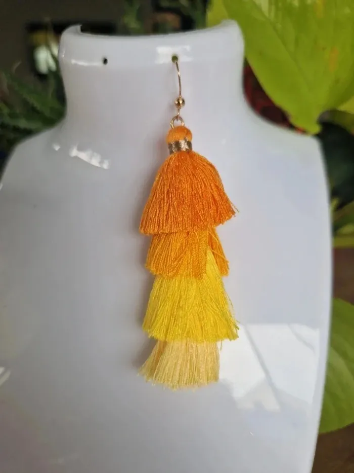 Boucles d'oreilles fantaisies pompon fils jaunes et orange - photo numéro 3