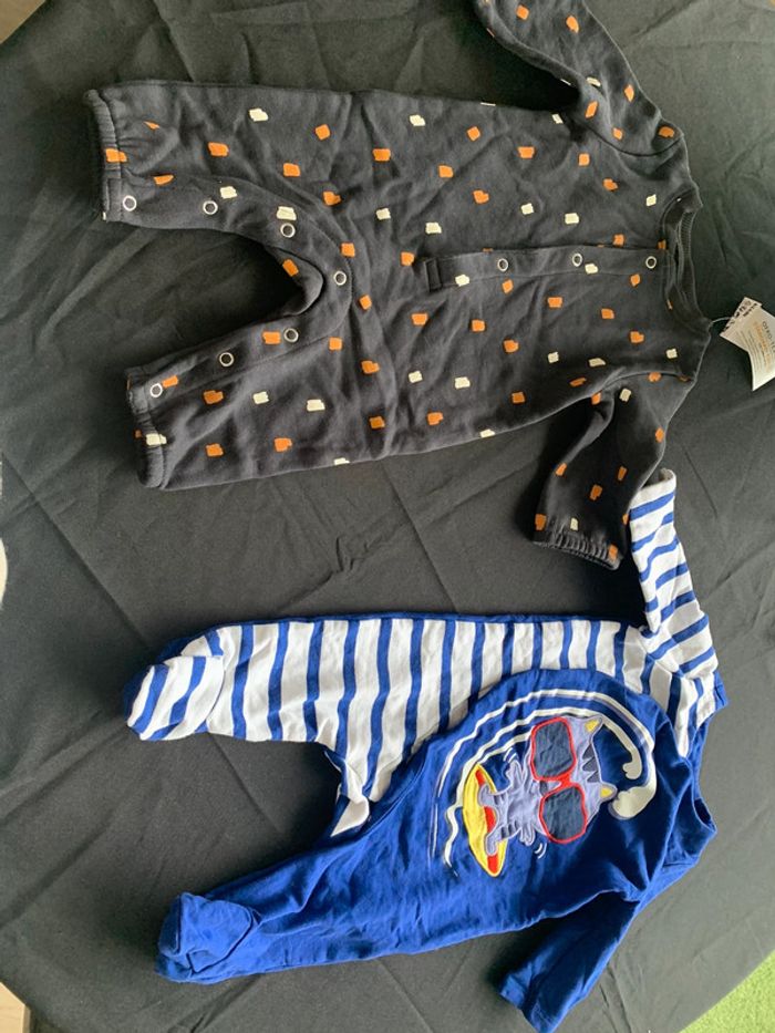 Lot deux pyjamas 3 mois et deux bodys