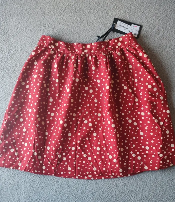 Jupe trapèze New Look rouge à pois blancs – Taille 38 (neuve)