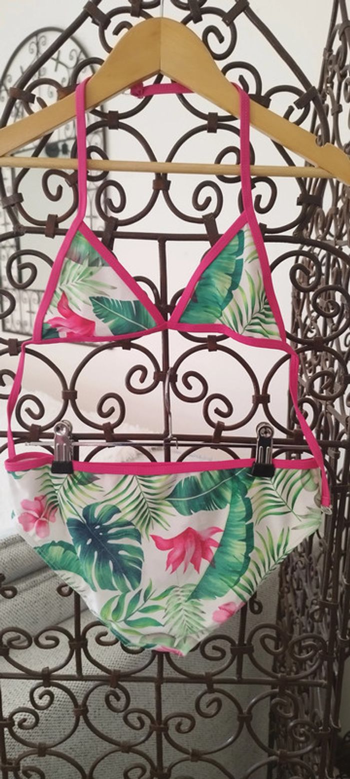 Maillot de bain très bon état. Taille 11-12 ans