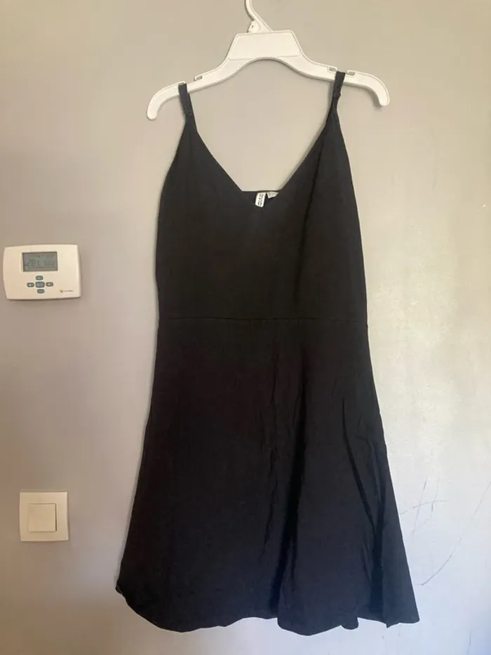 Robe noire fluide H&M – Taille L – bretelles réglables, décolleté V