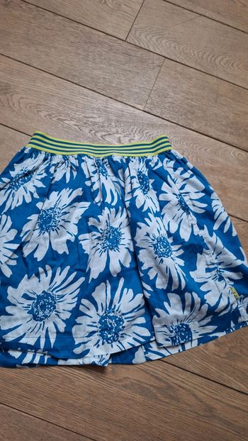 Belle jupe à fleurs.