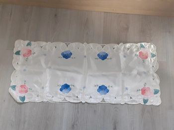 Chemin de table satiné fleurs vintage