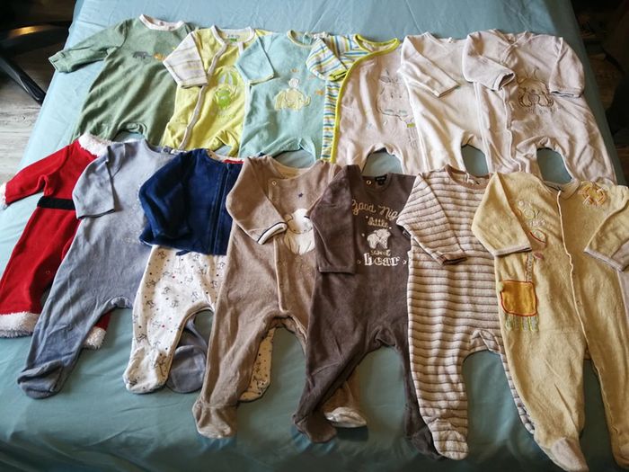 Lot de 13 pyjamas 9 mois