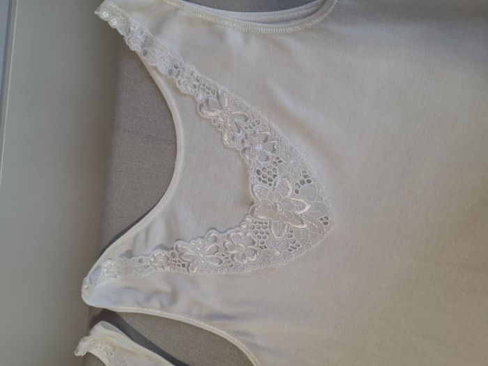 Lot de 2 débardeurs femme blanc M belle broderie décolleté V très bon état - photo numéro 5