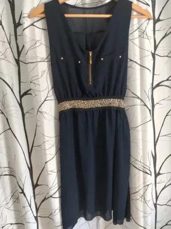 Robe courte légère avec bande ceinture dorée