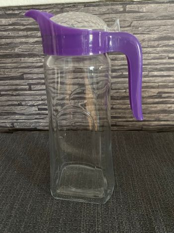 Très jolie carafe en parfait état avec poignée et couvercle