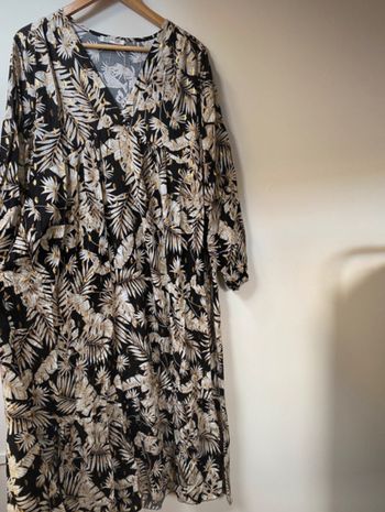 robe longue à fleurs et feuilles beiges et dorées