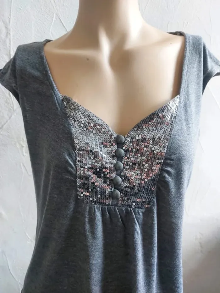 Haut gris avec détails à sequins Taille M - photo numéro 2