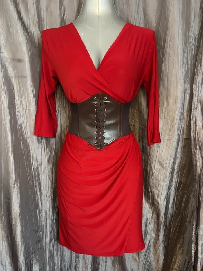 Belle robe portefeuille rouge décolleté drapé 38/40