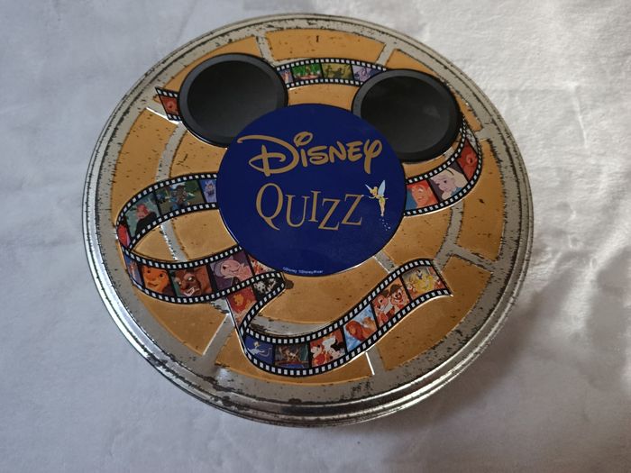 A saisir, jeu " Disney quizz" , boîte métal , ancien modèle ! ( Bien lire merci)
