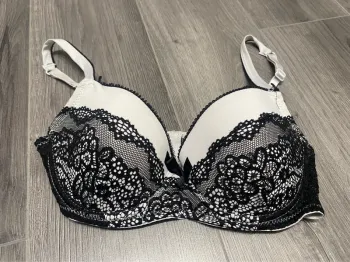Soutien gorge blanc dentelle noire 85B