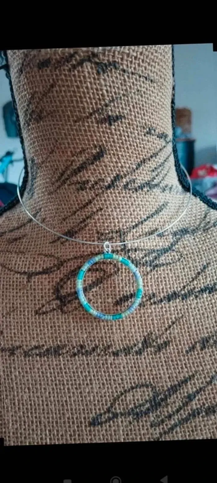 Collier ras  de cou  perles  bleu  argenté