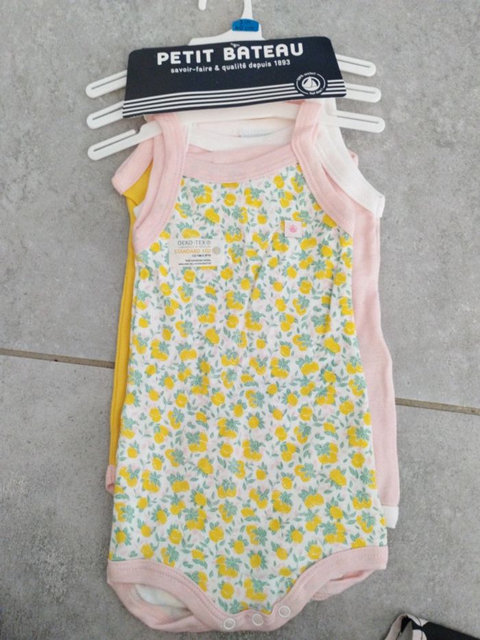 Lot de 3 bodys a bretelles pour fille. Taille 3 mois. Petit bateau NEUFS