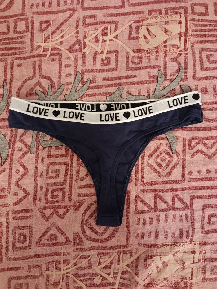 String bleu foncé Love - photo numéro 2