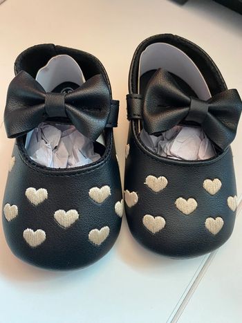 Ballerines pour bébé noir et beige avec coeur et petit noeud