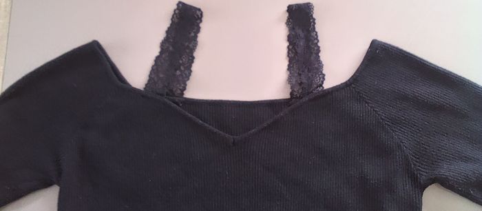 Haut noir femme taille S Manches longues Détails dentelle Encolure V Bon état Chic élégant - photo numéro 6