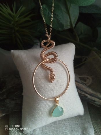 Collier serpent pendentif en pierre d'aqua calcédoine