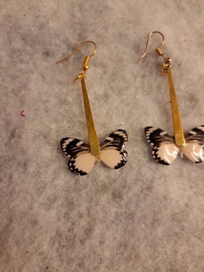 Boucles d'oreilles pendante en résine papillons - photo numéro 4
