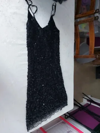 Robe noire à sequins