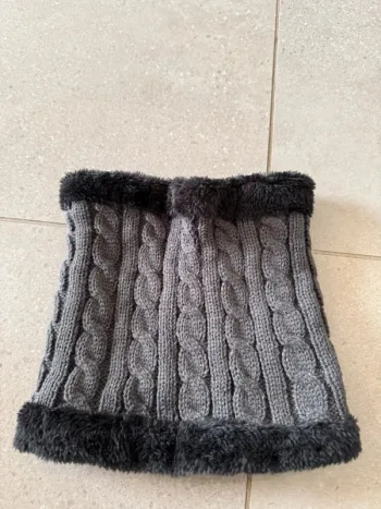 Tour de cou gris pour enfant , très bon état