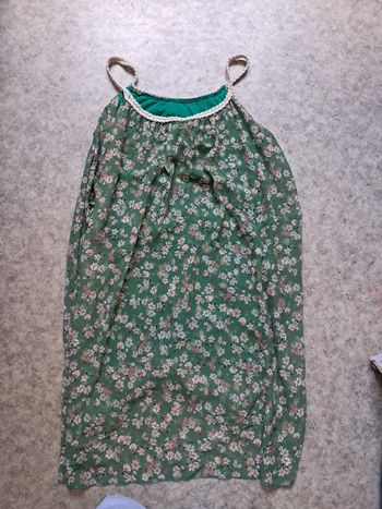 Robe verte fleurie