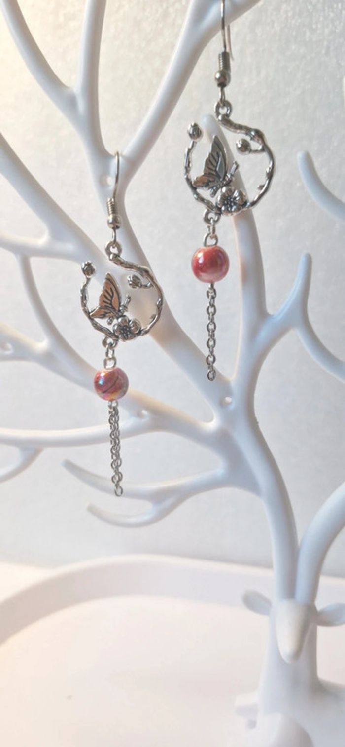 Boucles d’oreilles papillon perle rouge – Fait main - photo numéro 2