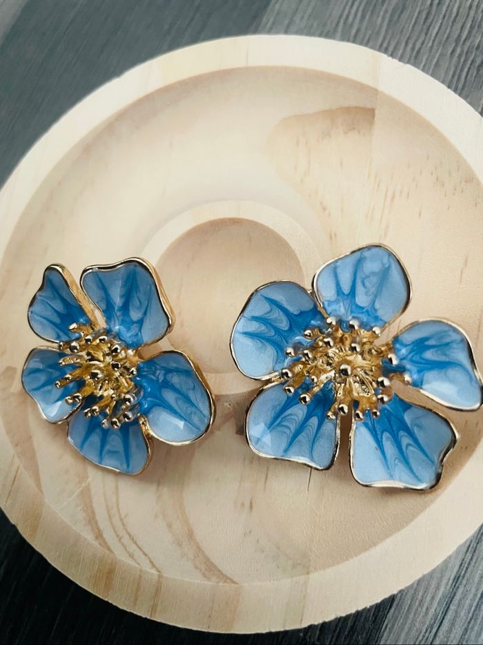 🌸 Boucles d’oreilles Fleur Bleu & Or – Éléganceu - photo numéro 3