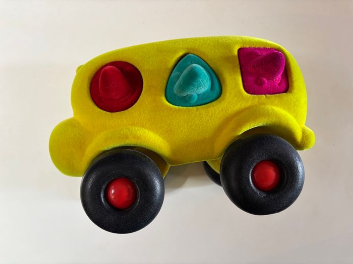 Voiture camion bus en mousse