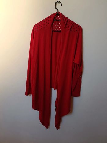 Gilet rouge long ajouré sur le haut