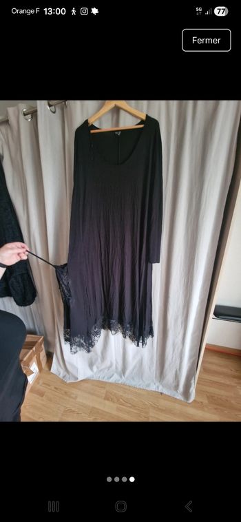 Robe longue noire avec détails en dentelle