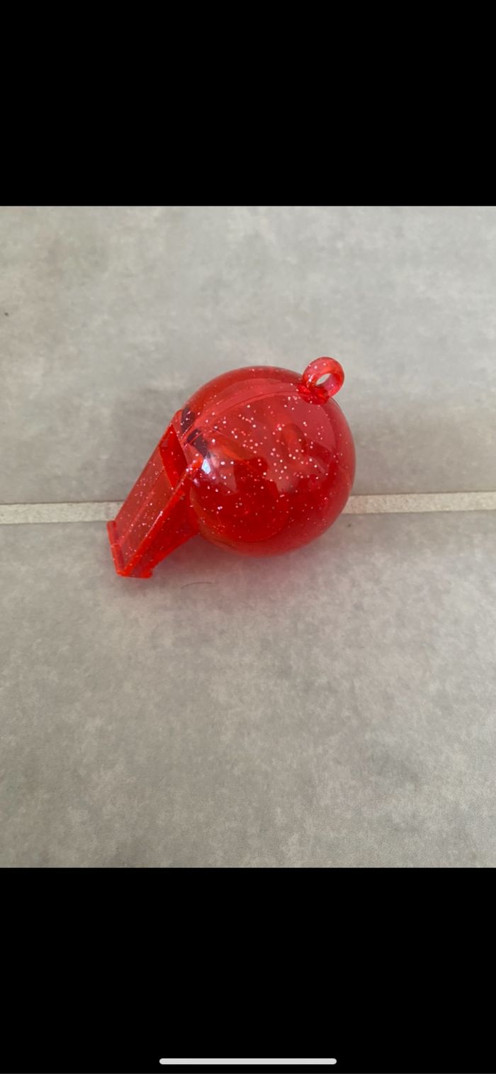 Sifflet rouge pailleté - photo numéro 2