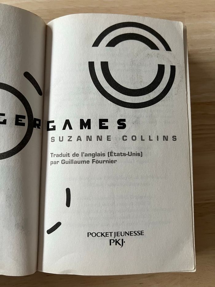 Livre Hunger Games – Suzanne Collins – État Satisfaisant - photo numéro 3