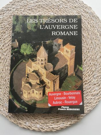 Livre 📙 les trésors de l'Auvergne Romane 